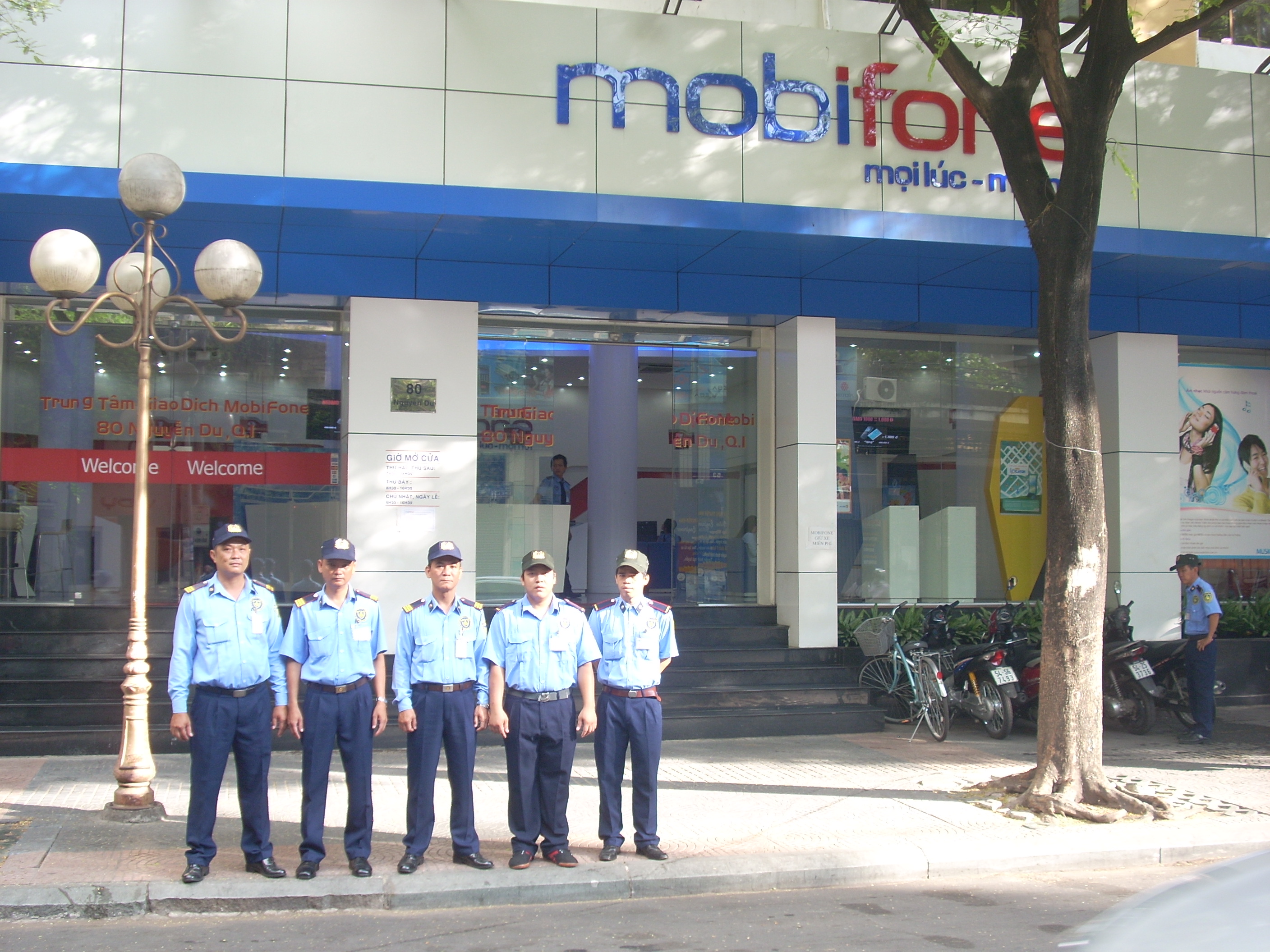 Bảo vệ cửa hàng Mobifone